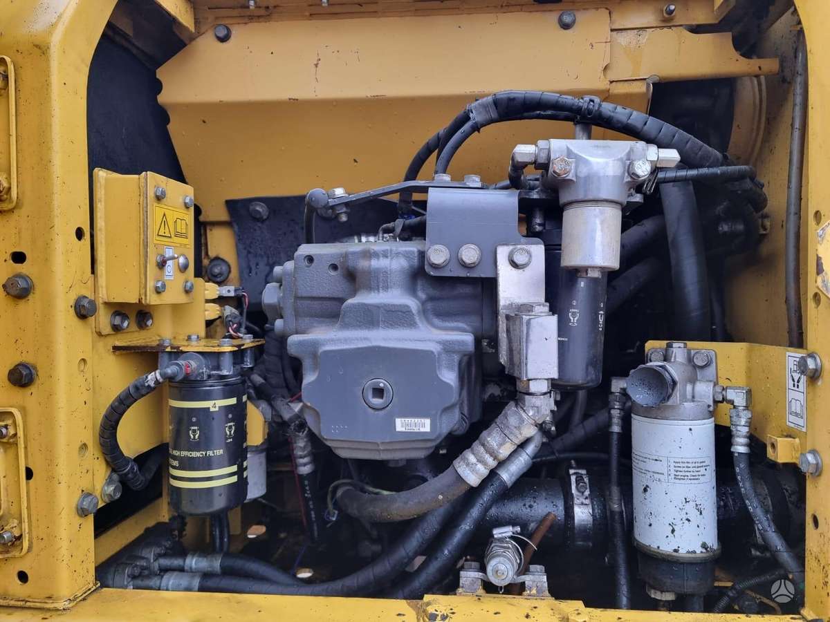 Komatsu HB215, ekskavatori