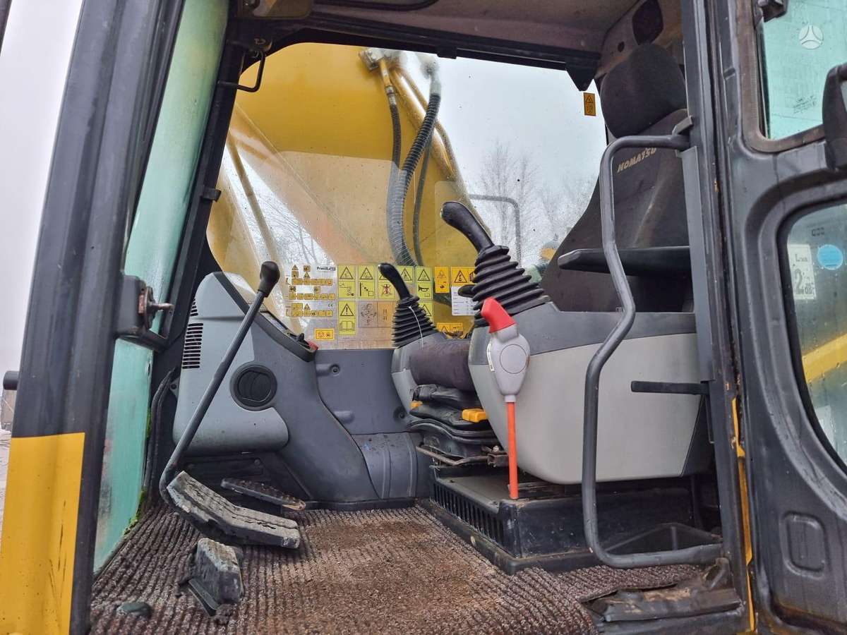 Komatsu HB215, ekskavatoriai