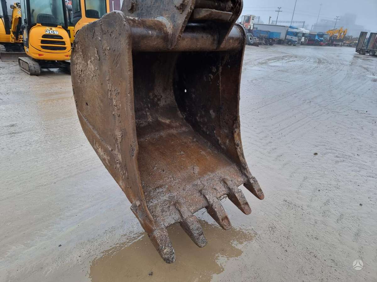 Komatsu HB215, ekskavatori