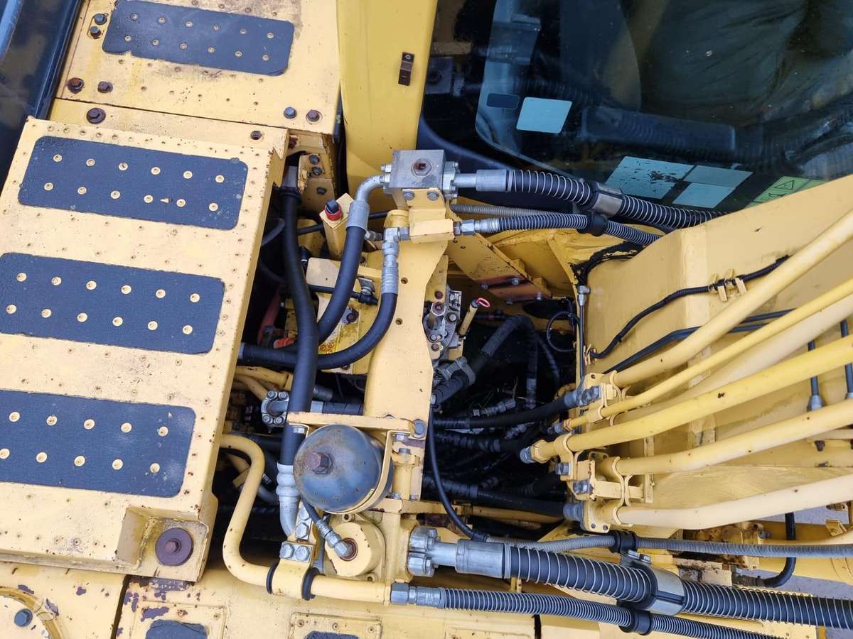 Komatsu HB215, ekskavatori