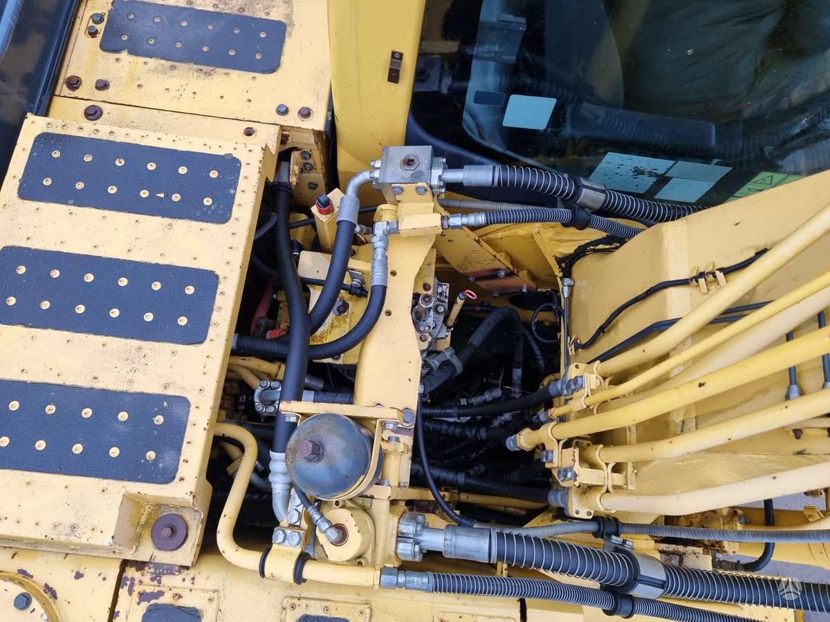 Komatsu HB215, ekskavatoriai