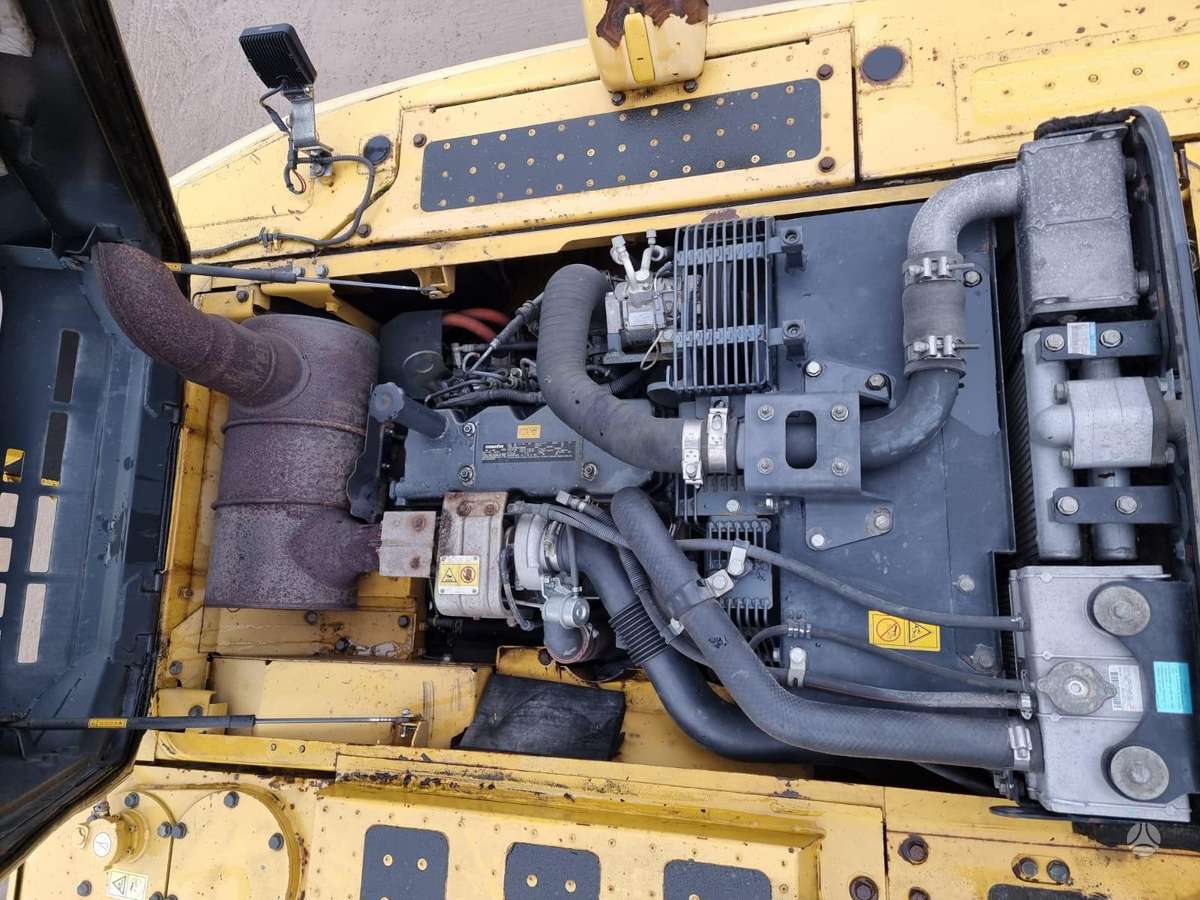 Komatsu HB215, ekskavatori