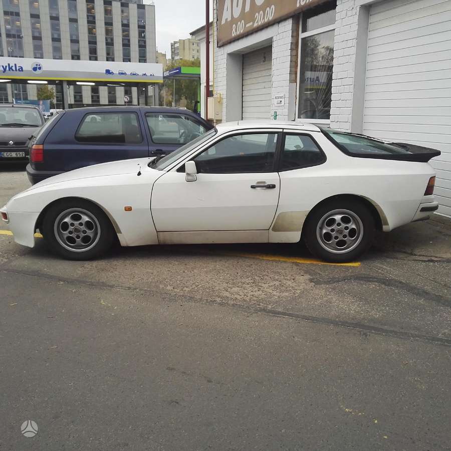 Porsche 944