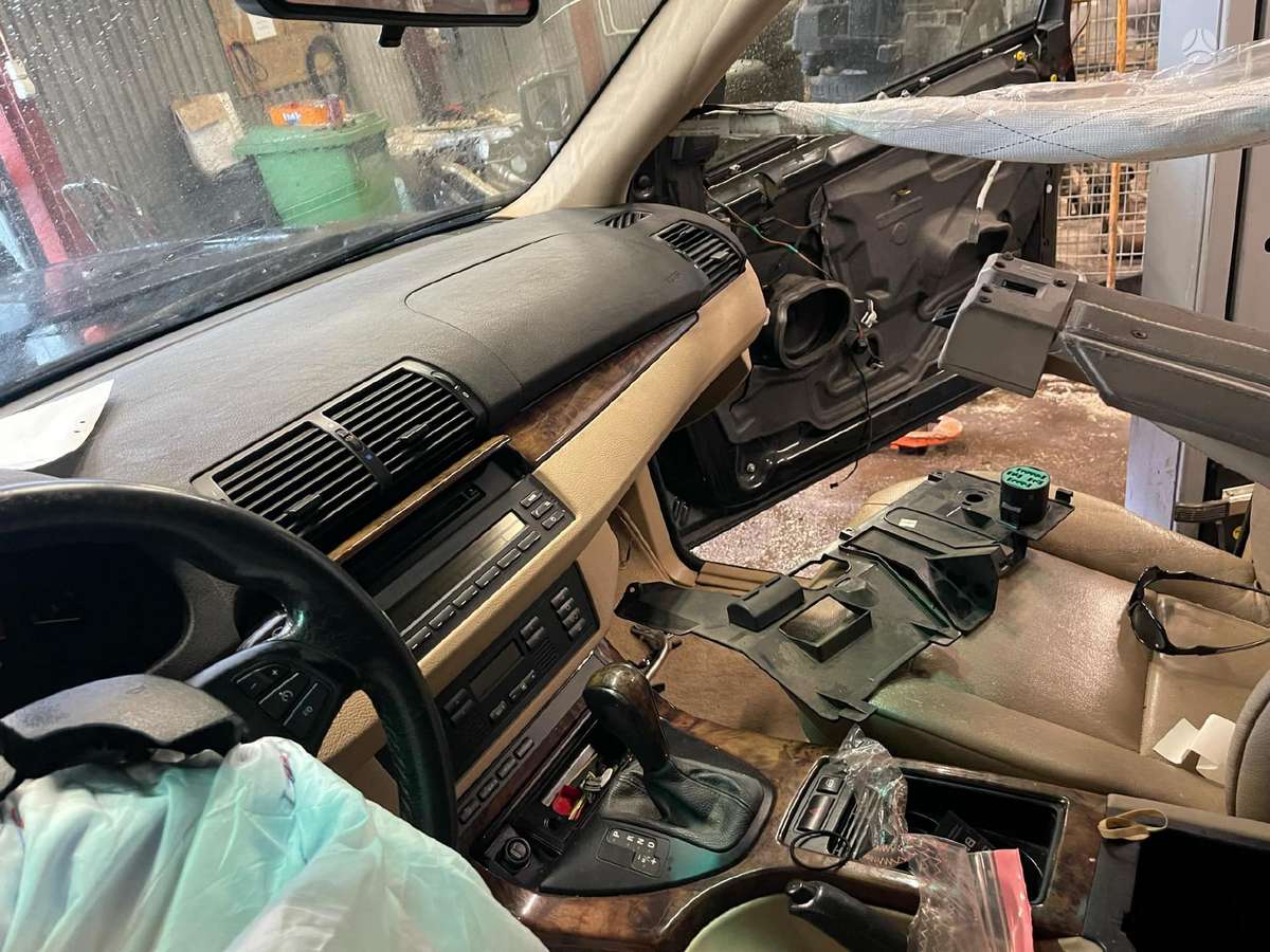 BMW X5 Is ispanijos rudziu nera