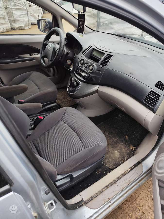 Mitsubishi Grandis dalimis