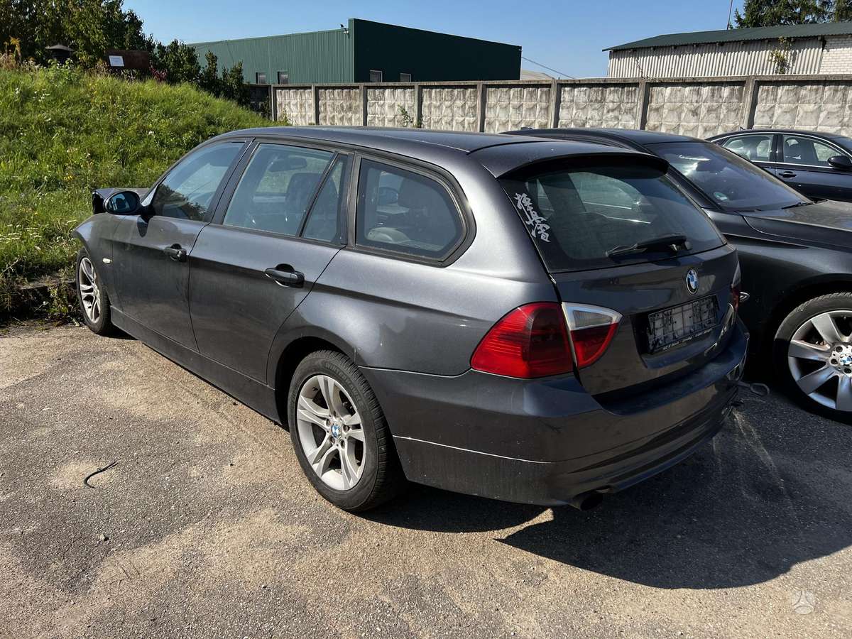 BMW 320 dalimis