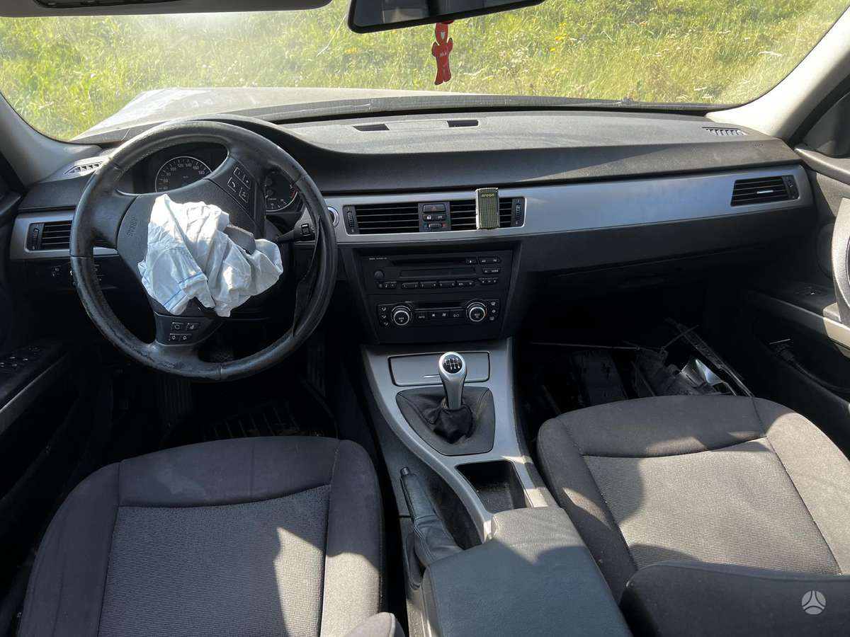BMW 320 dalimis