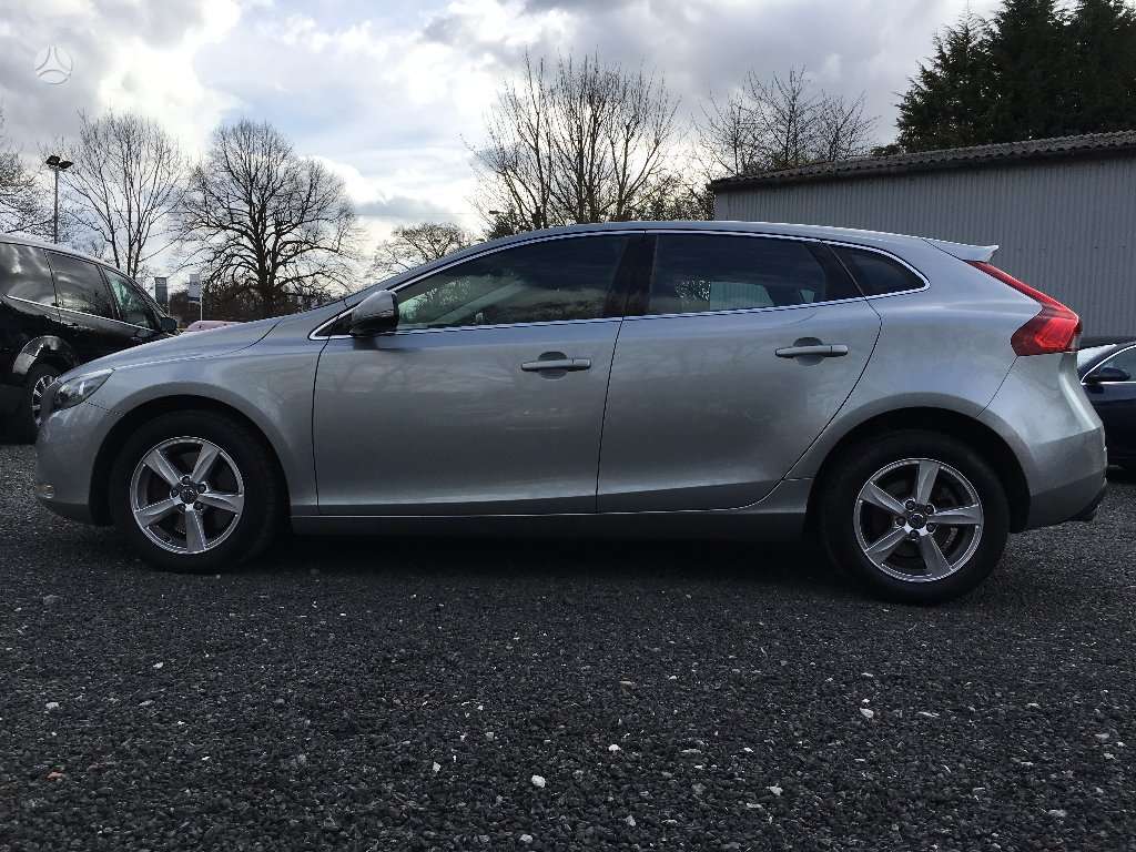 Volvo V40 dalimis