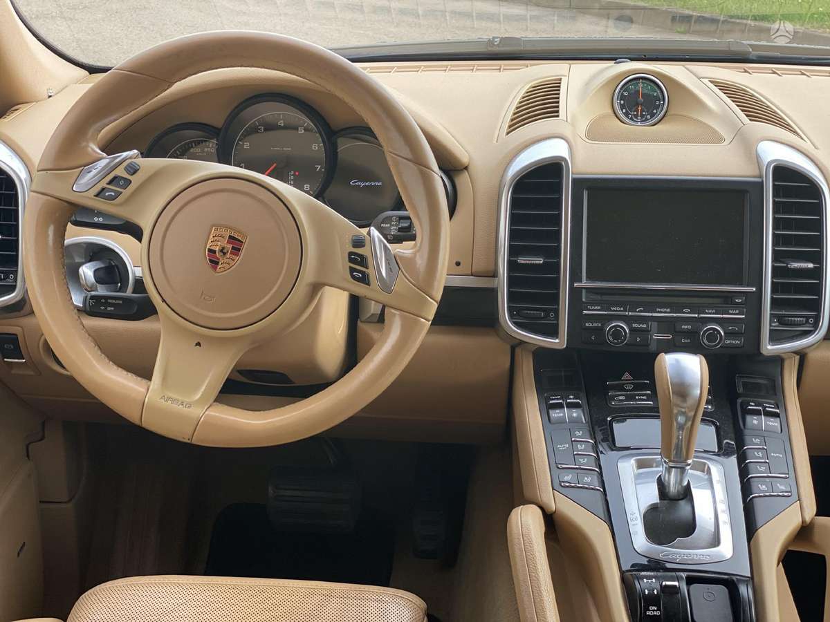 Porsche Cayenne, Седан