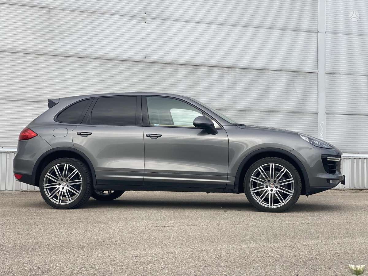 Porsche Cayenne, Седан