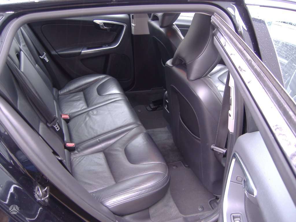 Volvo V60 dalimis