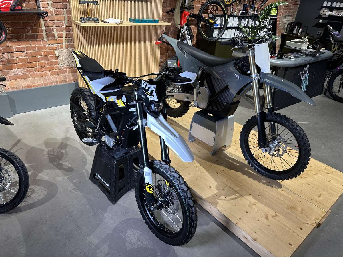 Sur-Ron Light Bee L1e, elektrinis, enduro / adventure