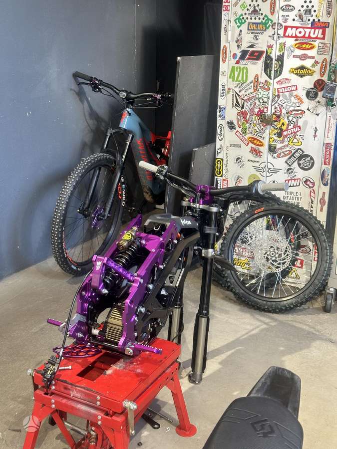 Sur-Ron Light Bee L1e, elektrinis, enduro / adventure