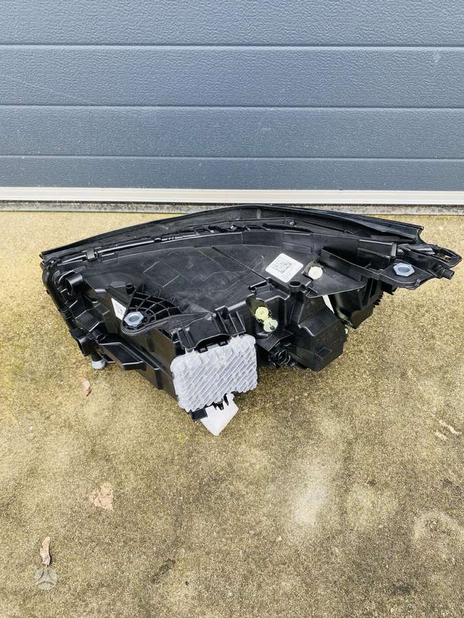 BMW 5 serija G60 zibintas