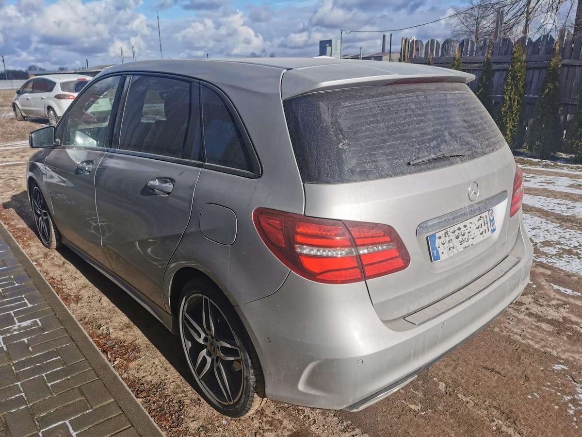 Mercedes-Benz B200 dalimis