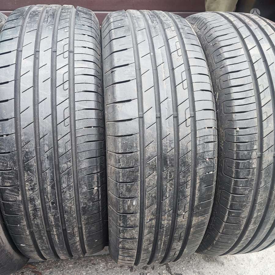 Goodyear Effecient grip performance, summer 215/60 R17