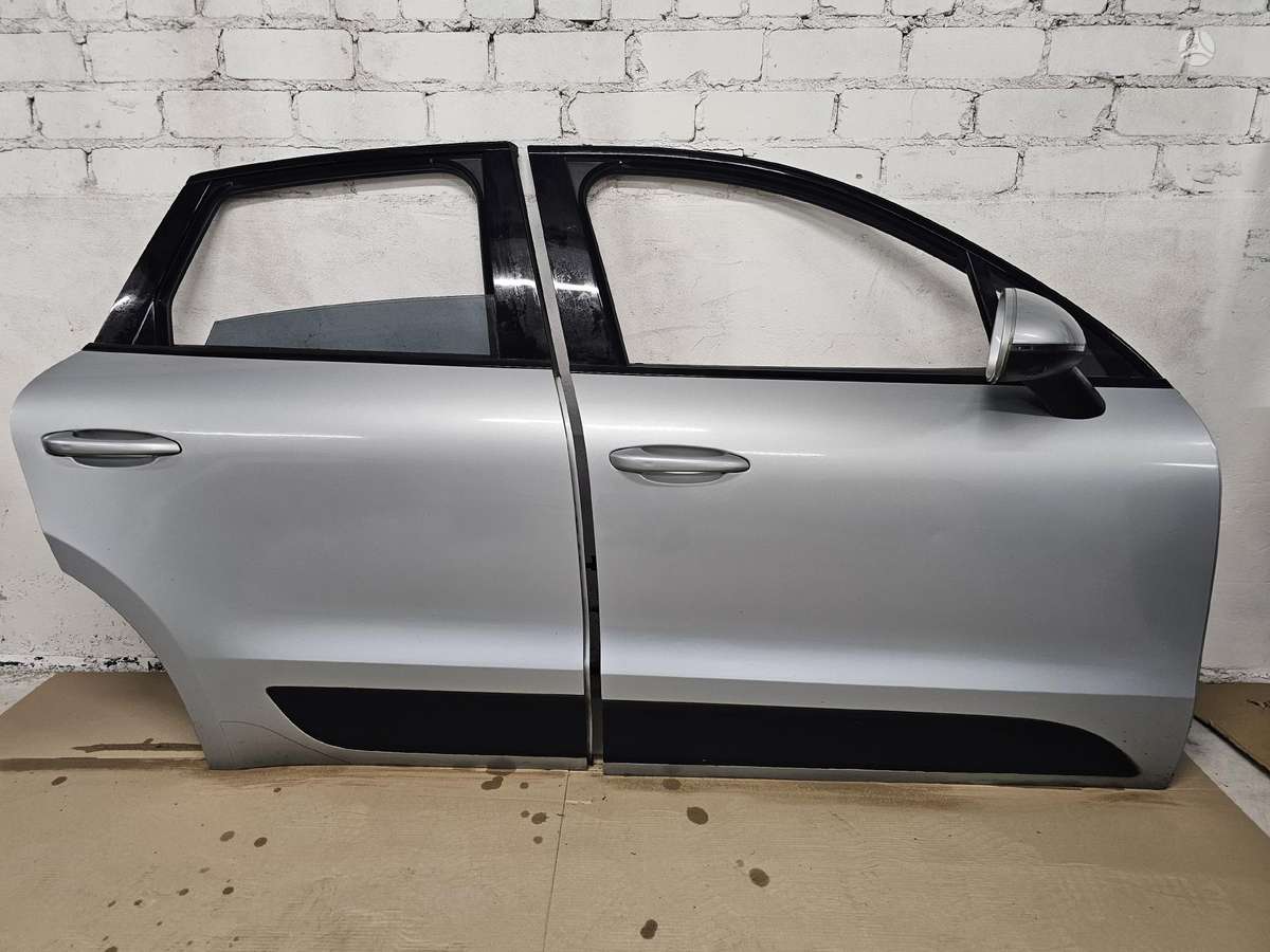 Porsche Macan, Durys ir kita