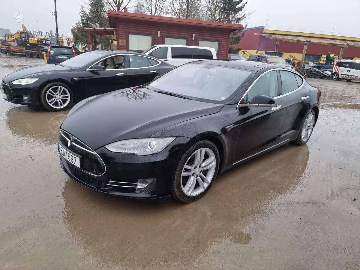 Tesla Model S, universalas