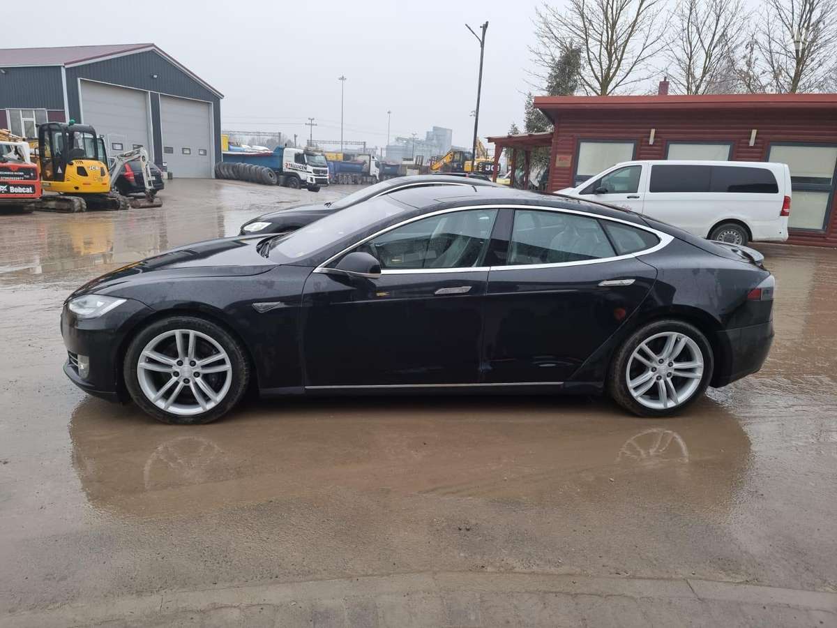 Tesla Model S, universalas