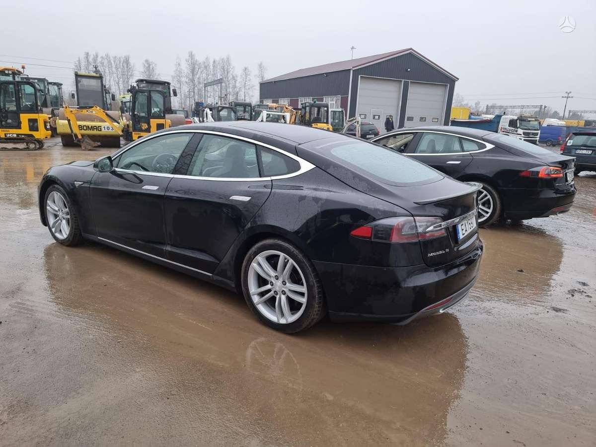Tesla Model S, universalas