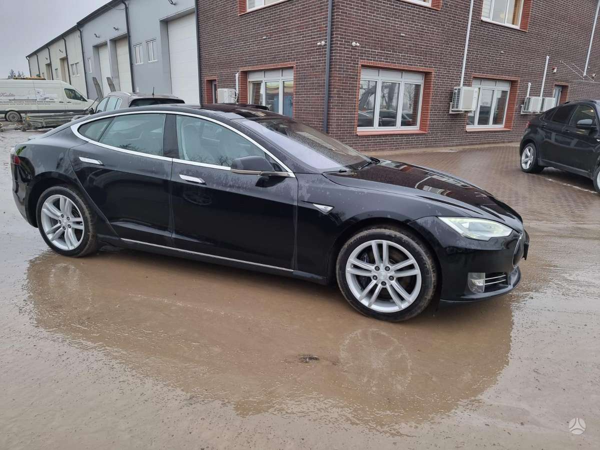 Tesla Model S, universalas