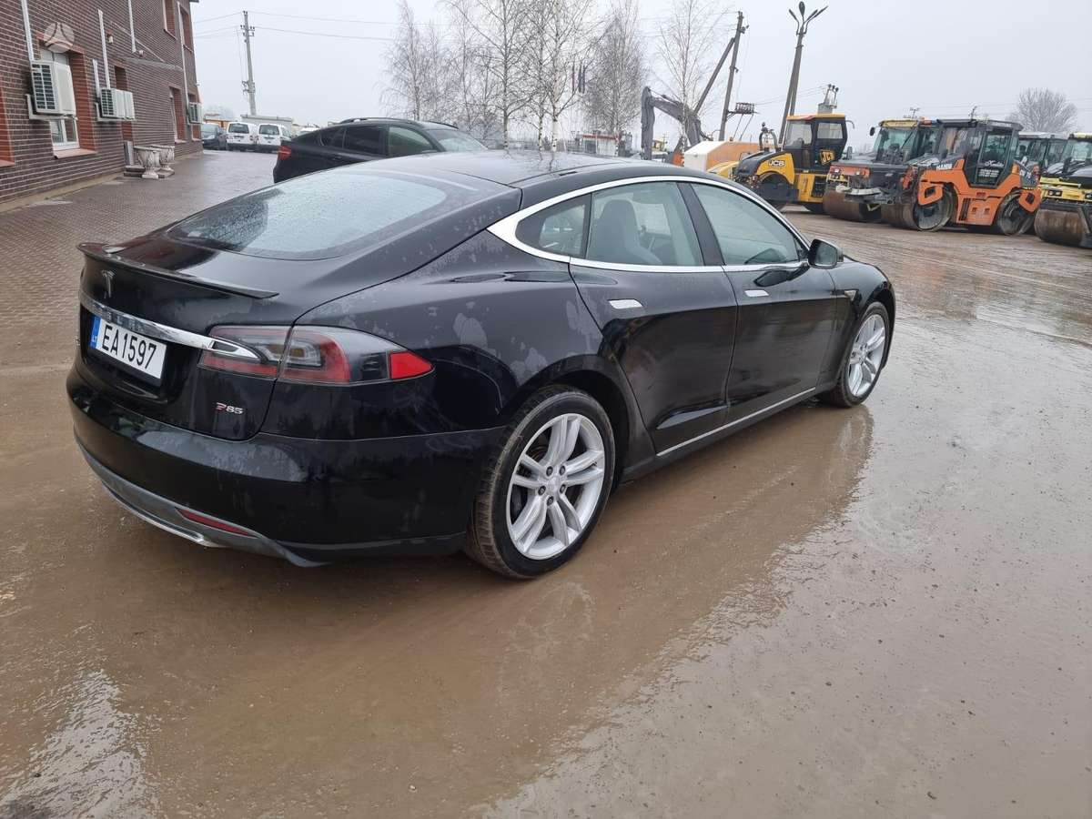 Tesla Model S, universalas