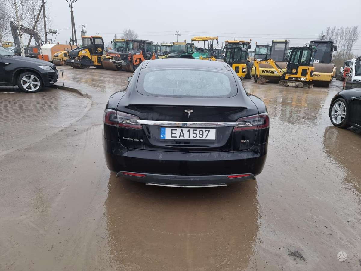 Tesla Model S, universalas