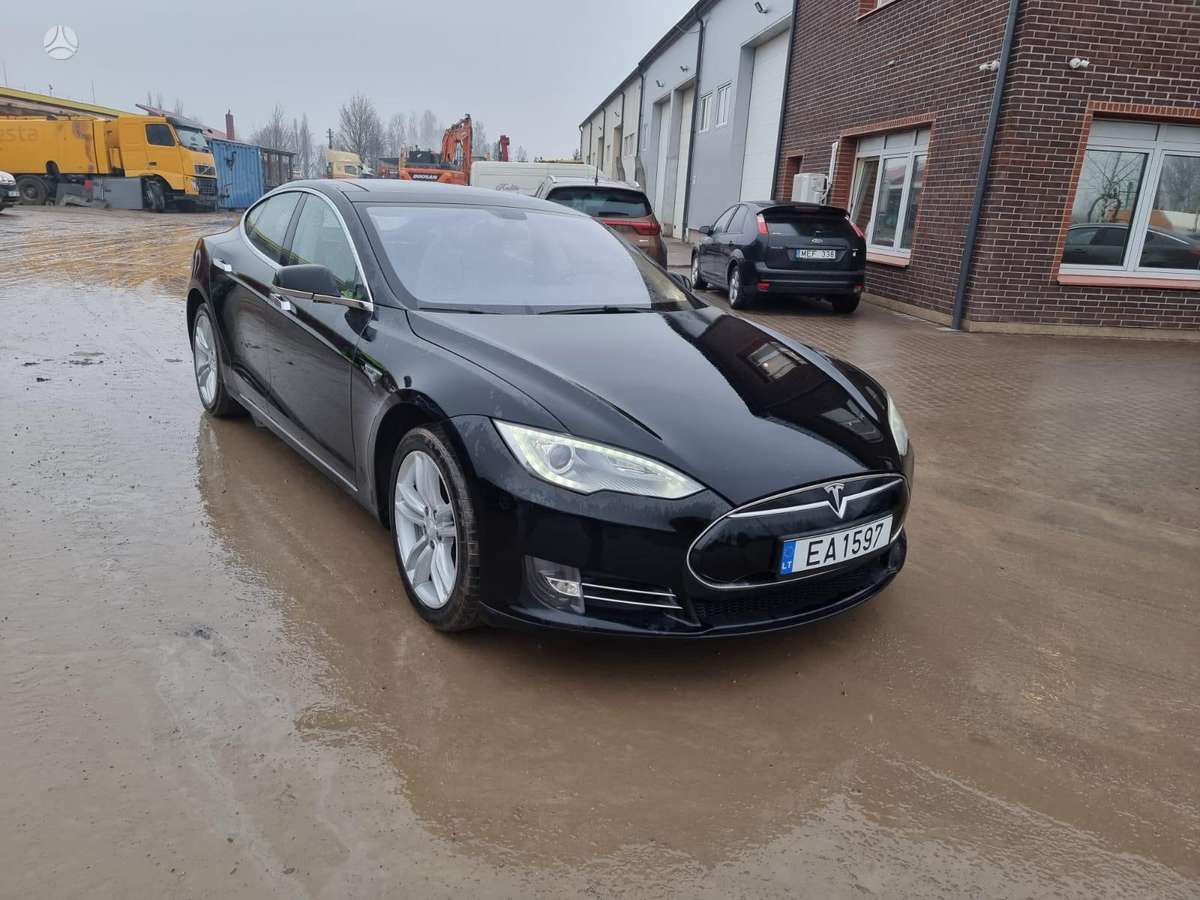 Tesla Model S, universalas