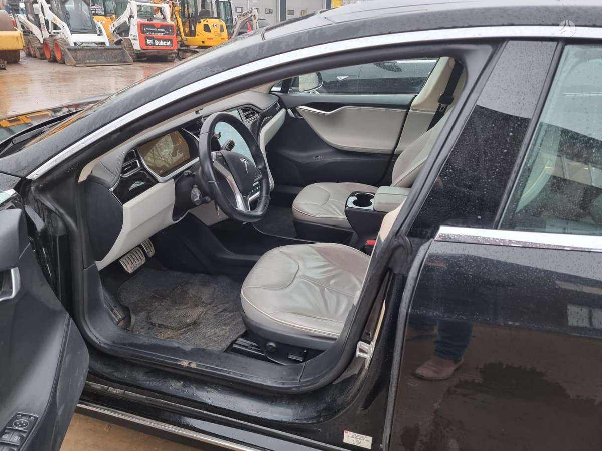 Tesla Model S, universalas