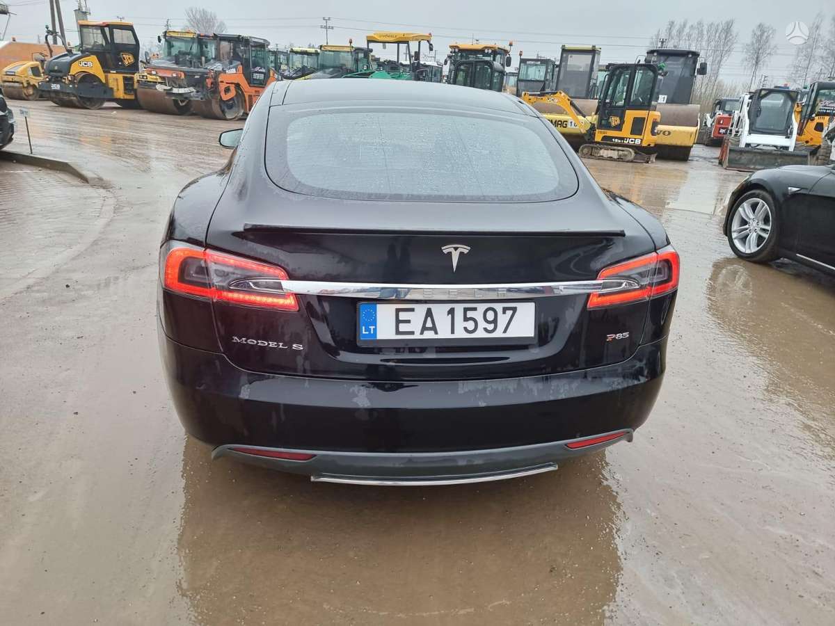 Tesla Model S, universalas