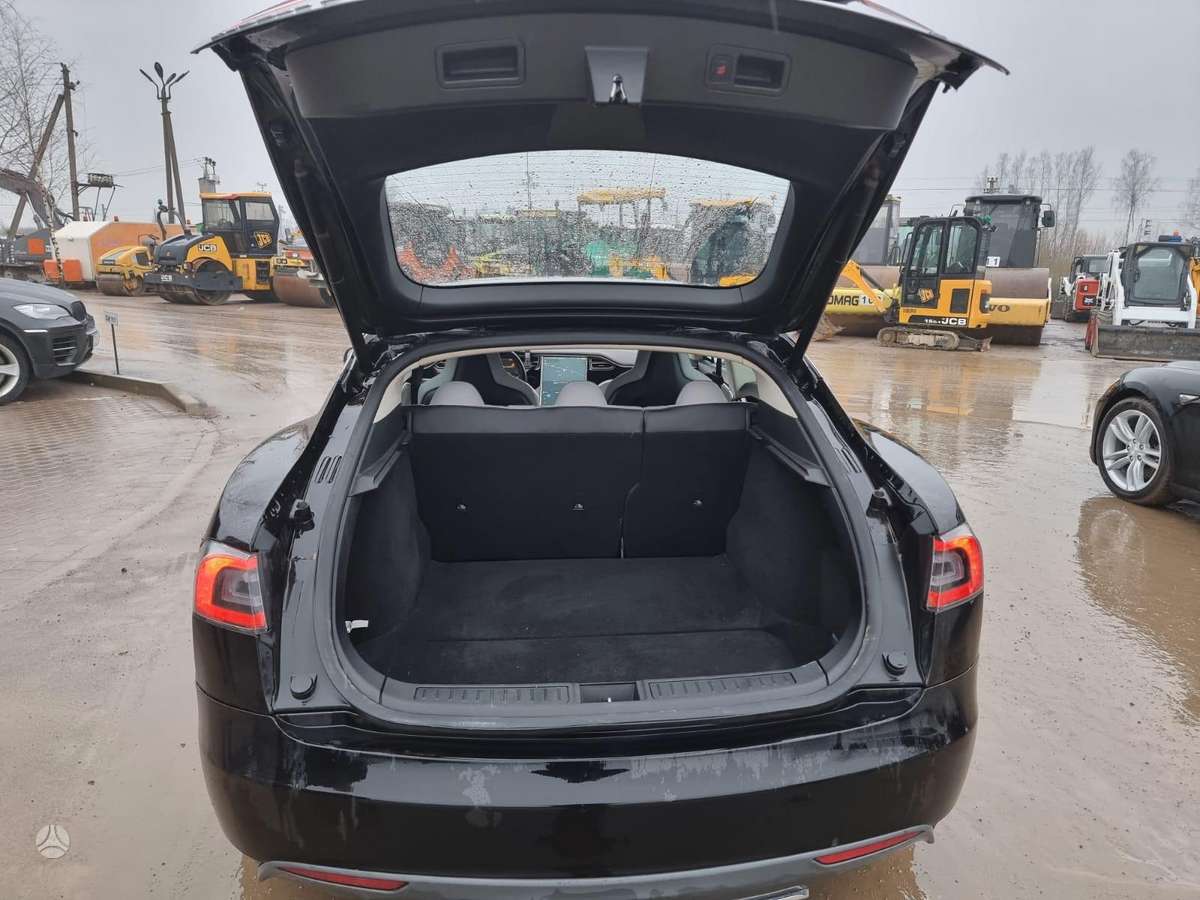 Tesla Model S, universalas