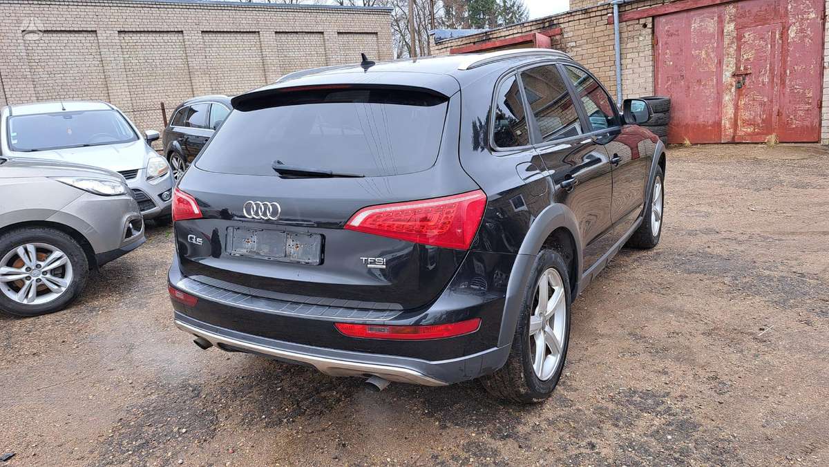 Audi Q5, 2.0 l., off-road / crossover