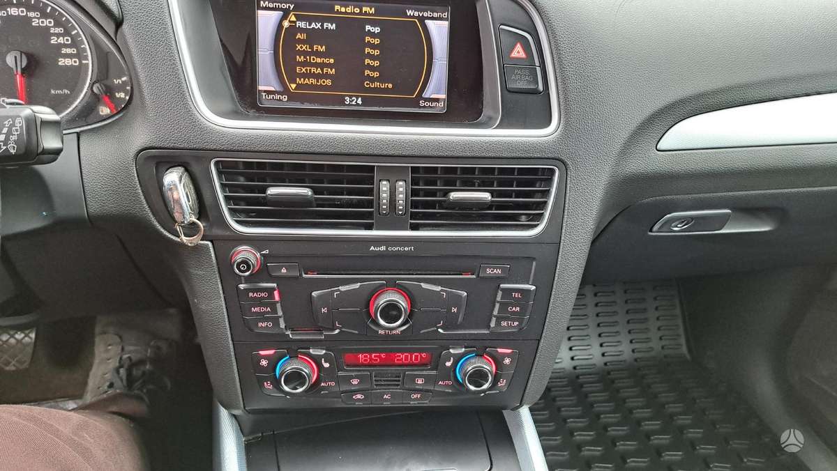 Audi Q5, 2.0 l., off-road / crossover