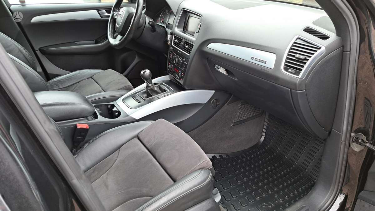 Audi Q5, 2.0 l., off-road / crossover