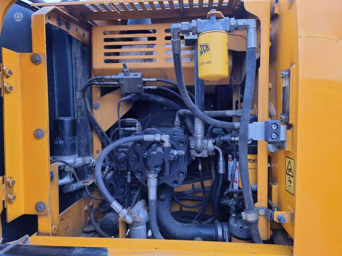JCB JS220 LC, ekskavatoriai