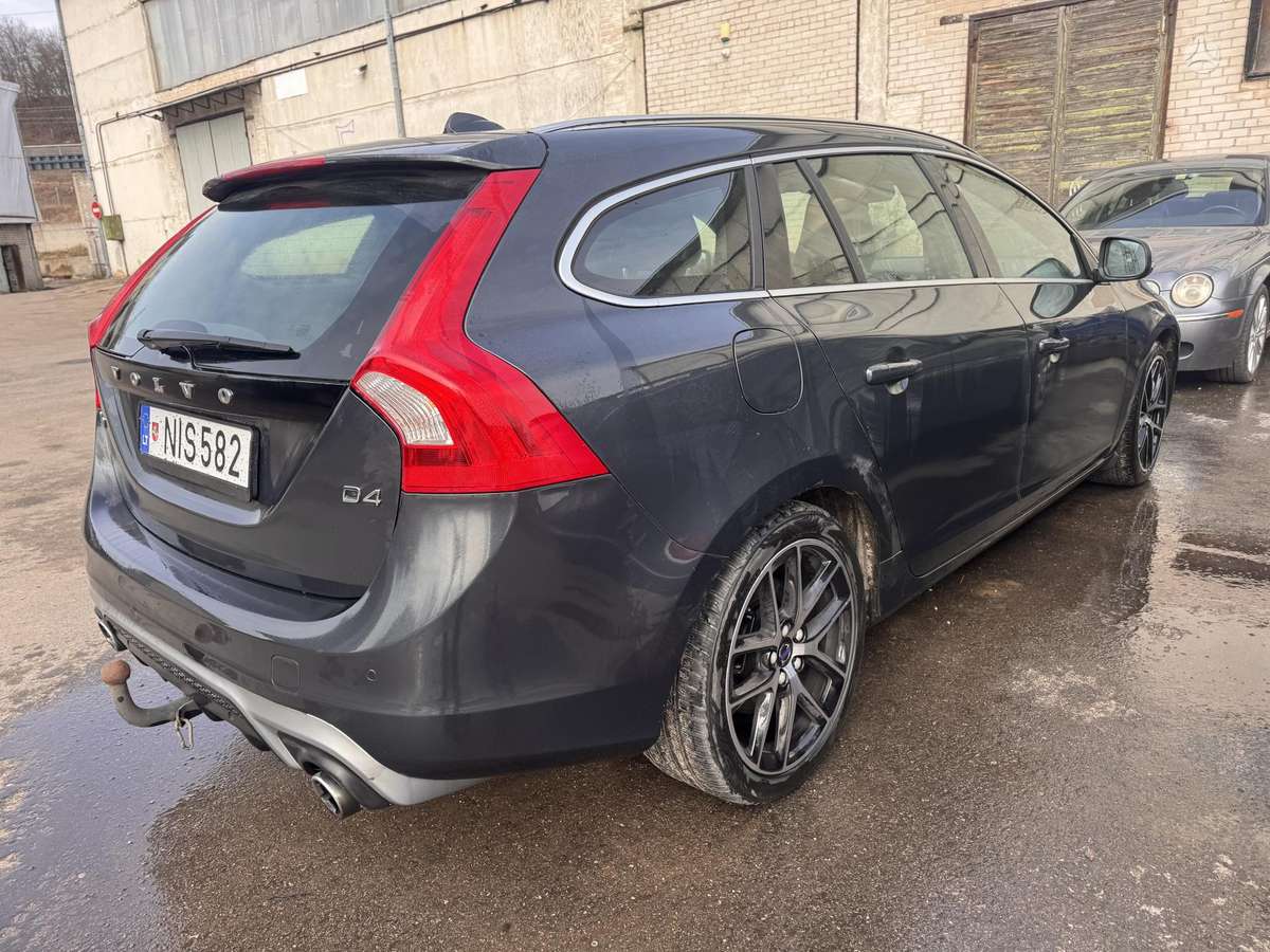 Volvo V60 dalimis. Visas dalimis katik gryžo