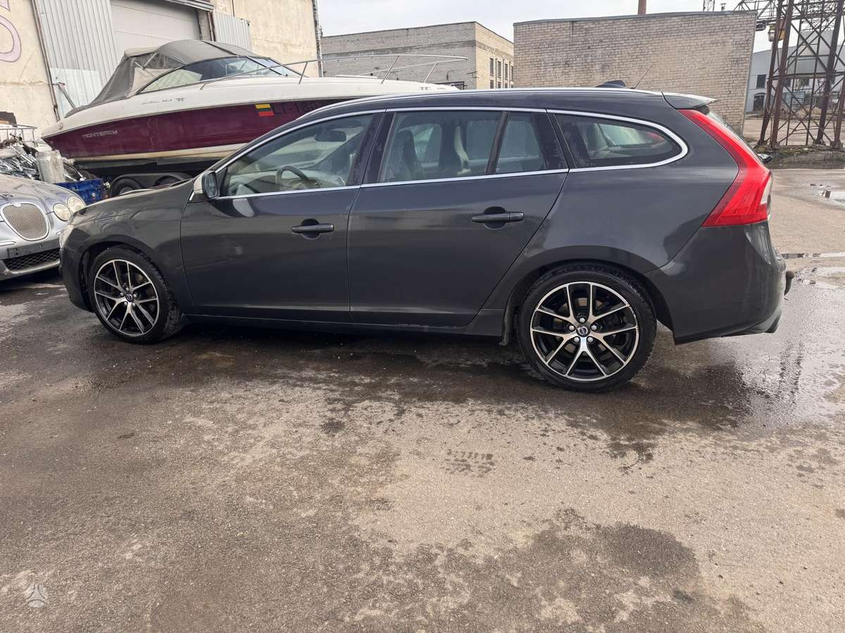 Volvo V60 dalimis. Visas dalimis katik gryžo