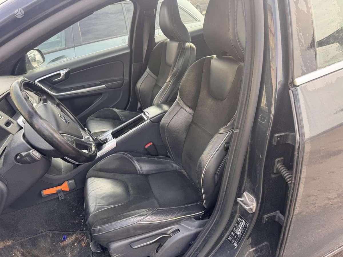 Volvo V60 dalimis. Visas dalimis katik gryžo