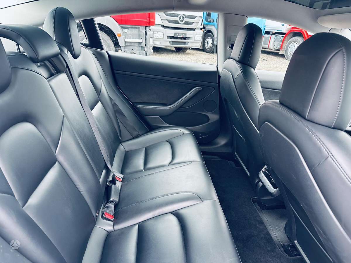 Tesla Model 3, hatchback