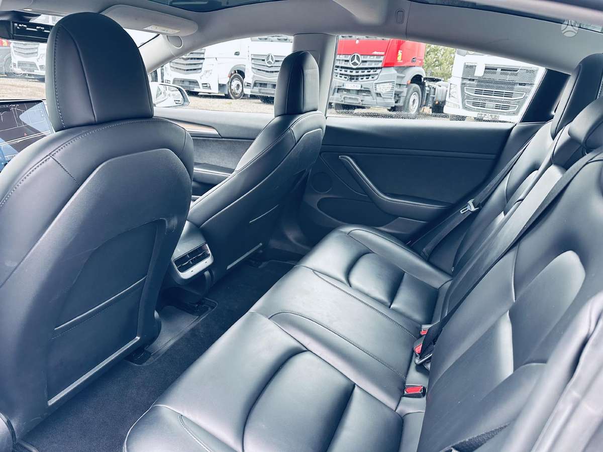 Tesla Model 3, hatchback