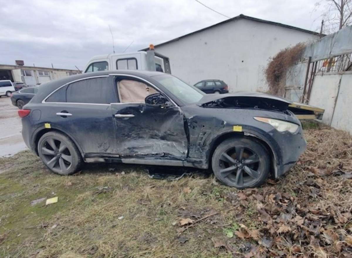 Infiniti FX35 dalimis