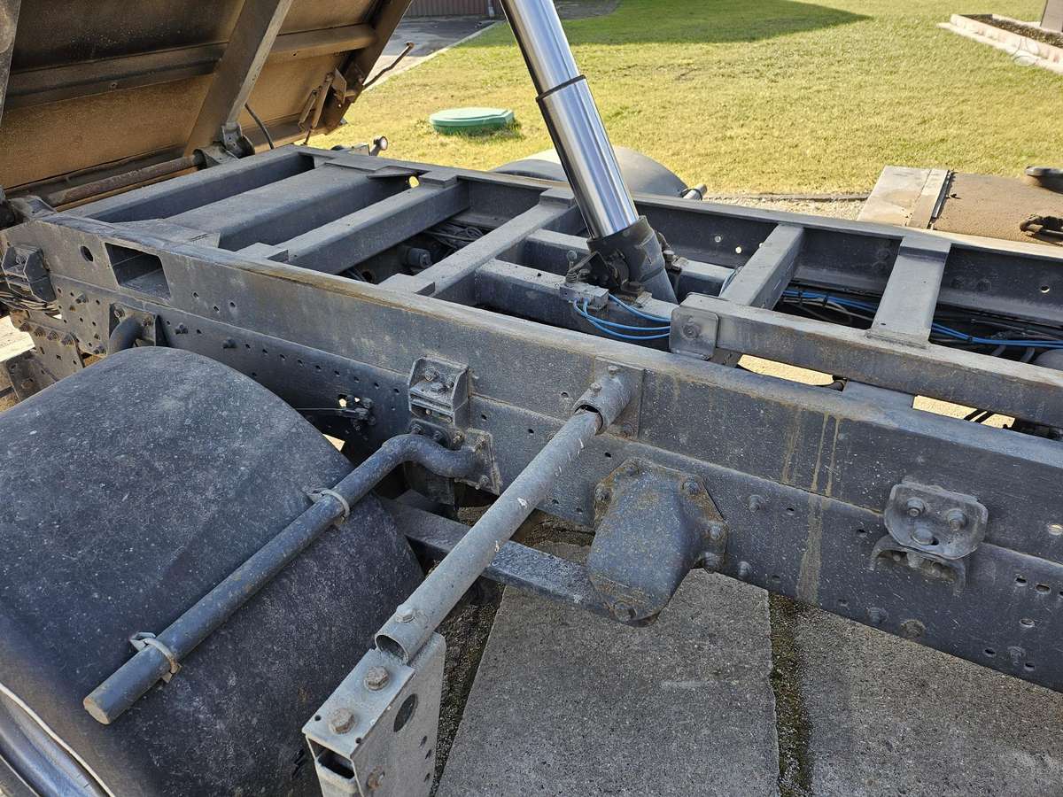 MAN TGL, dumpers with crane