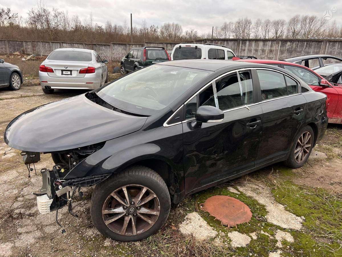 Toyota Avensis for parts