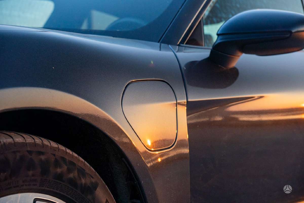 Porsche Taycan - 8