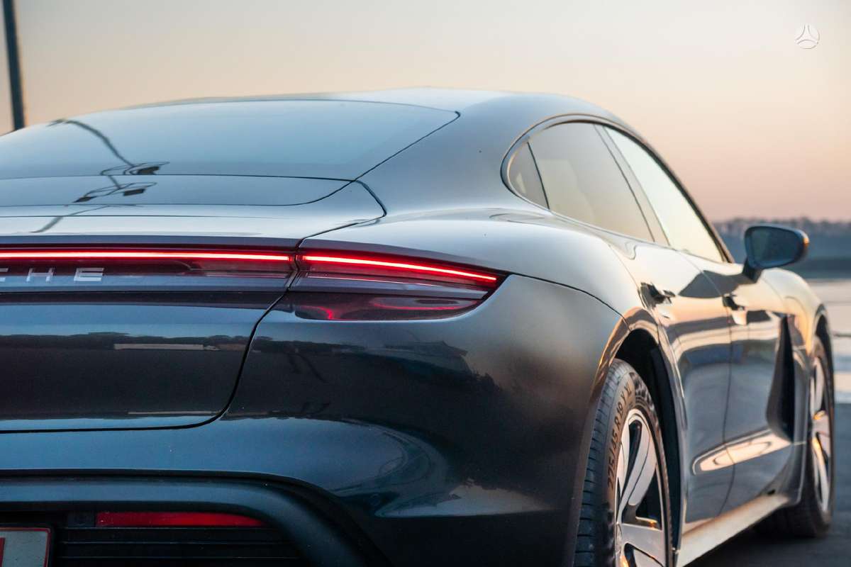 Porsche Taycan - 11