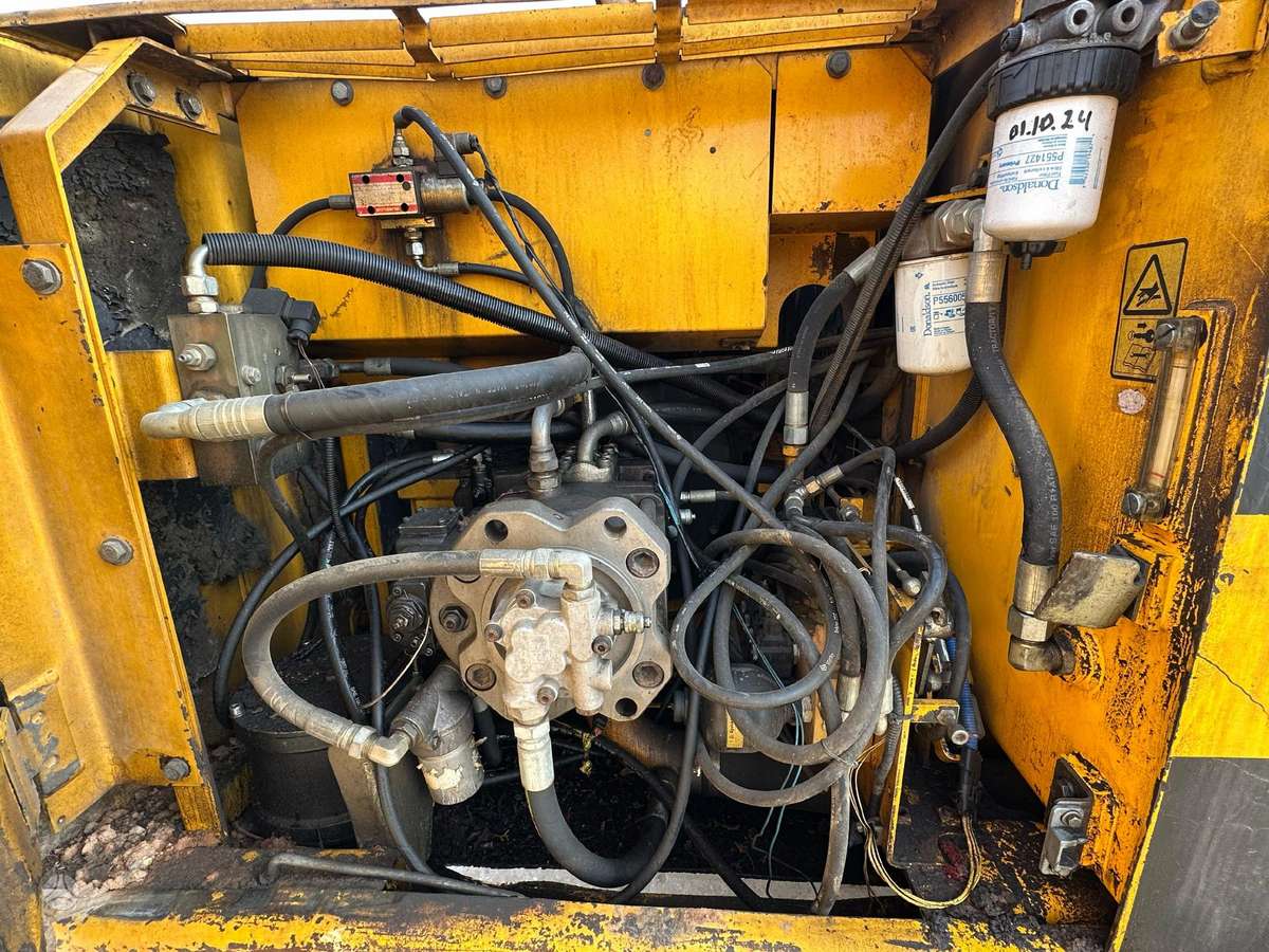 JCB JS200, экскаваторы