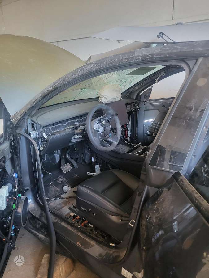 Tesla Model Y kėbulo dalys