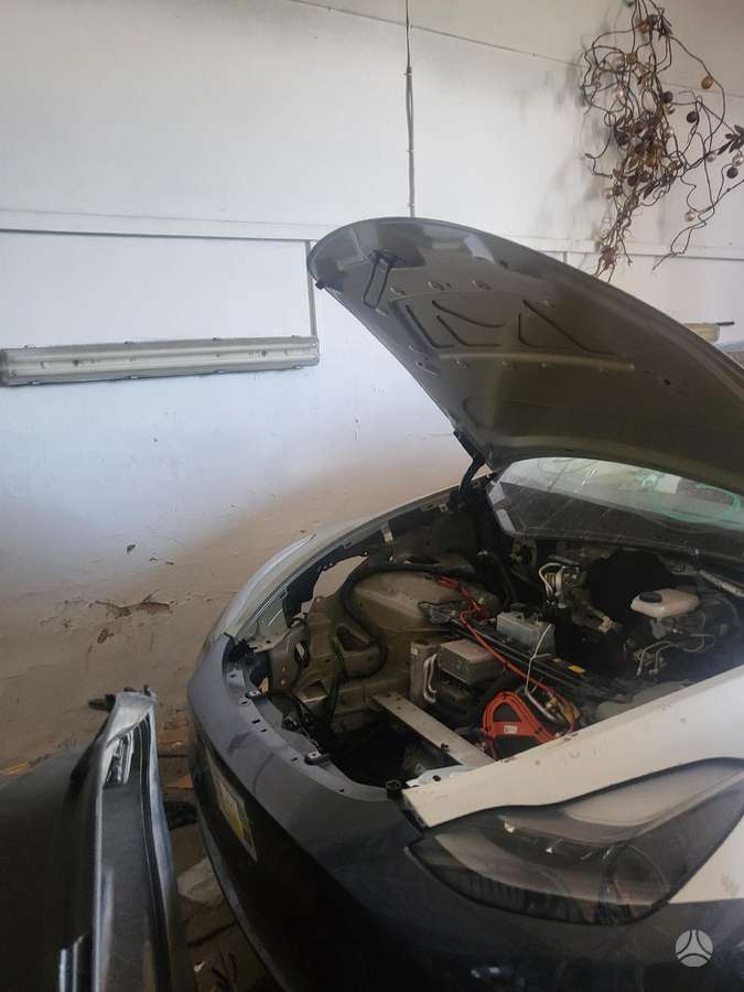 Tesla Model Y kėbulo dalys