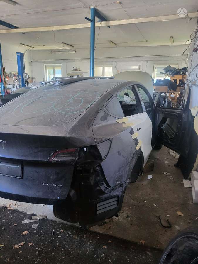 Tesla Model Y kėbulo dalys