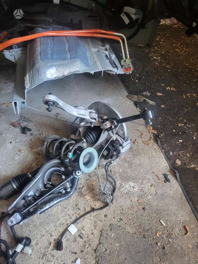 Tesla Model Y kėbulo dalys